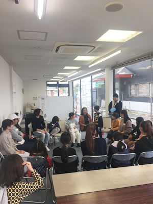 Tぽーとたかはま　西側のガラス張りの部屋　内観