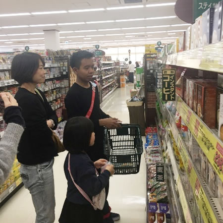 子どもボランティアさんと買い物実習