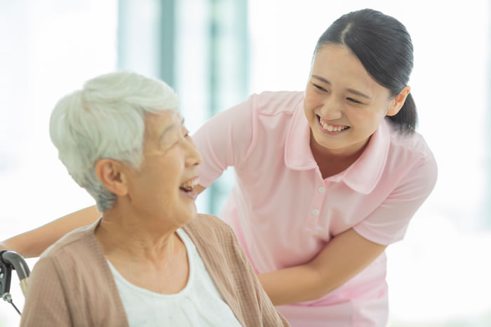 介護士と高齢者